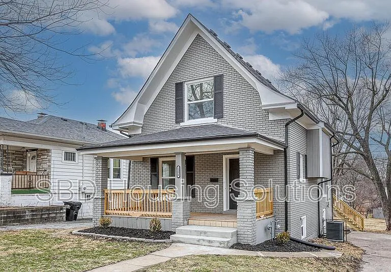 2256 S Sterling Ave — Photo 1