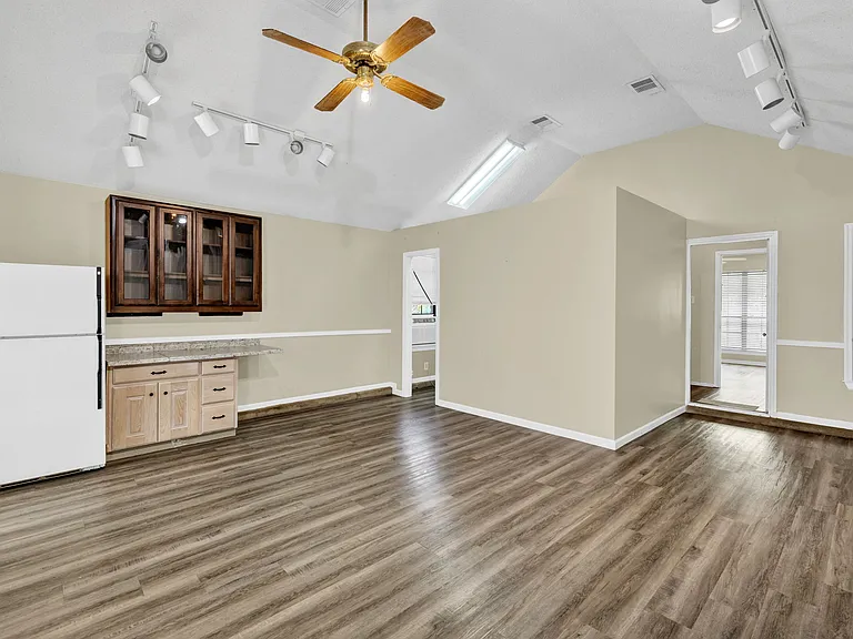 308 Mack Dr — Photo 4