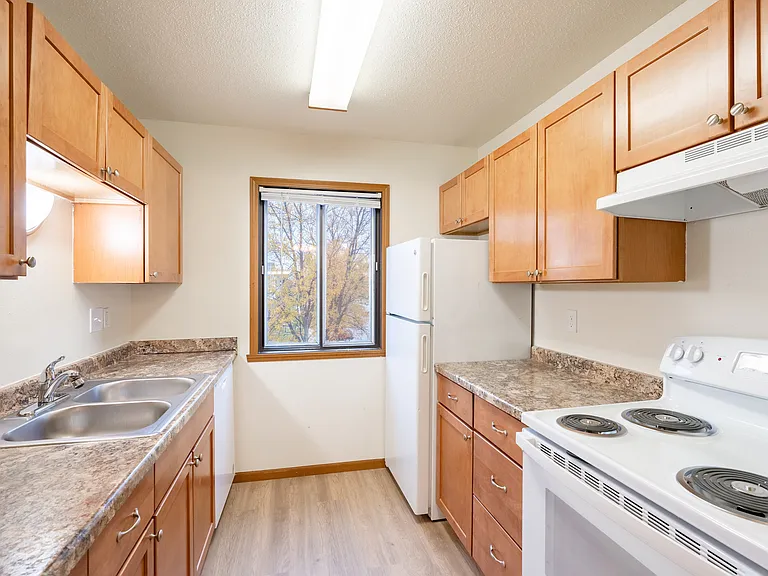 Fargo, ND Flagstone Apartments | 21B | Kitchen