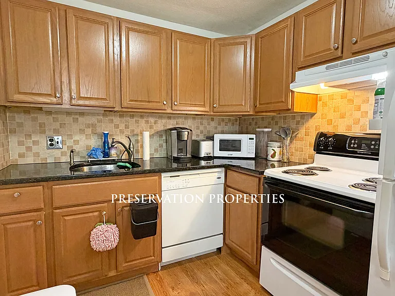 1077 Chestnut St #8 — Photo 4