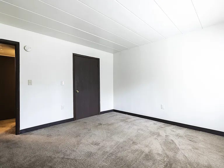 Highland Manor Apartments — Photo 8