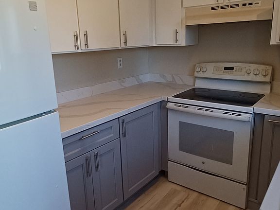 3rd image of 1026 Maywood Ln