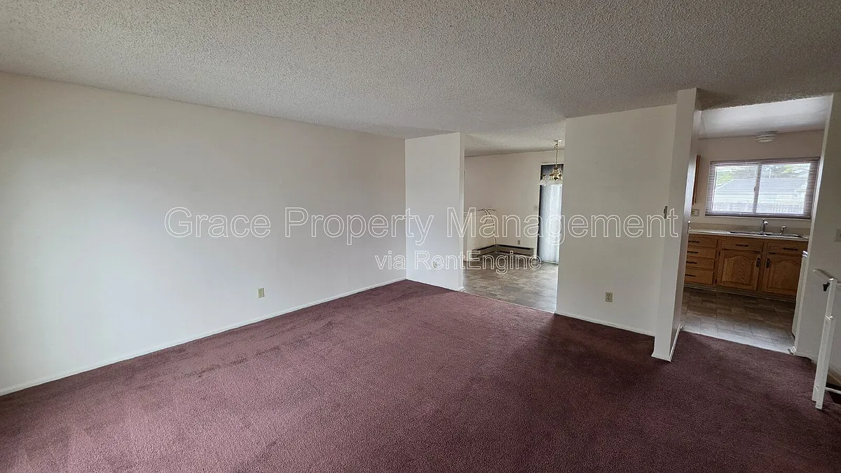 Building Photo - 1044 Maple Dr