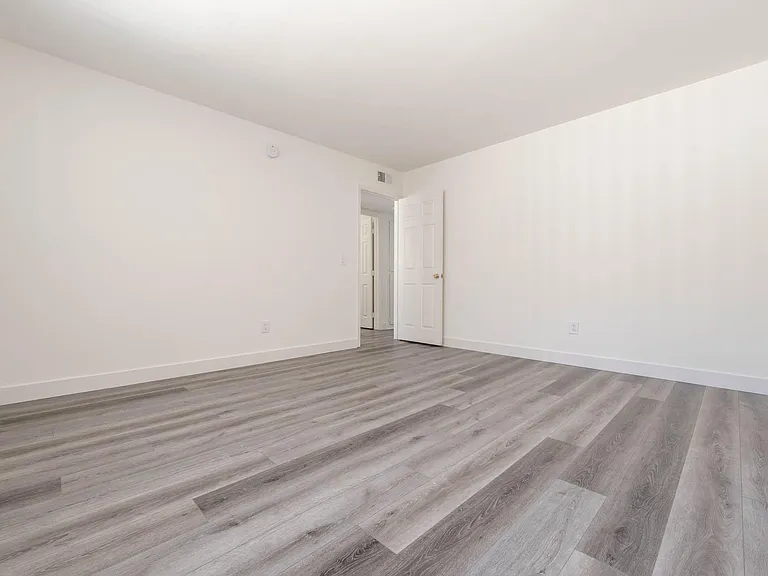 Roscoe Apartments — Photo 13