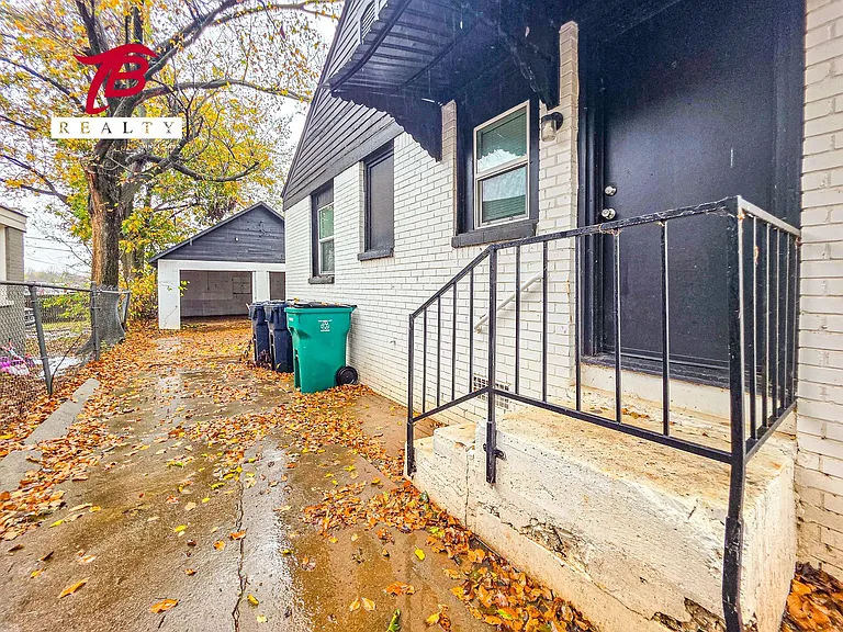 2320 NE 20th St — Photo 30