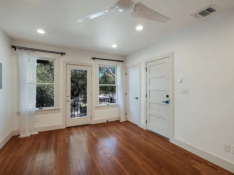 226 E Huisache Ave — Photo 14