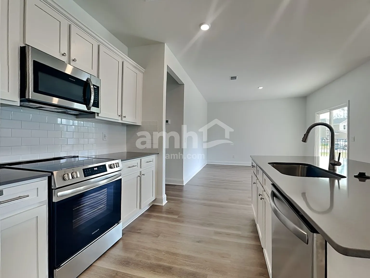 3 bed, 2.0 bath, 1700 sqft, $2,470 — Photo 3