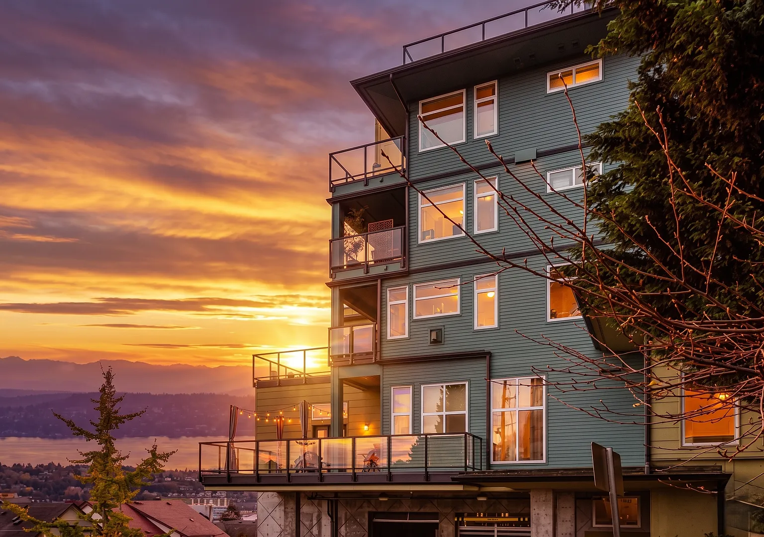 East Queen Anne Seattle 2 Bedroom Apartment for Rent | Lake Union Views, Rooftop Deck, In-Unit La... — Photo 1