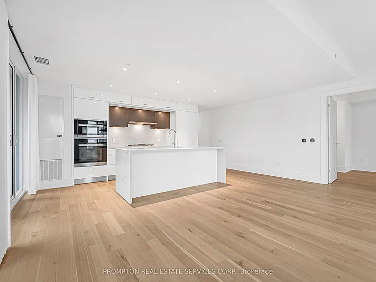 455 Wellington St W #908 — Photo 17