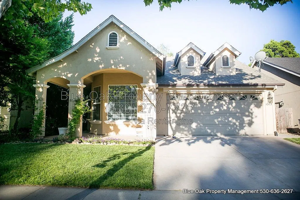 3 bed, 2.0 bath, 1316 sqft, $2,100 — Photo 1
