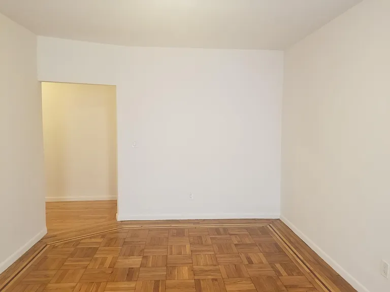 1520 Sheridan Ave — Photo 2