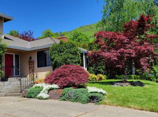 1056 NE Pepperwood Dr, Grants Pass, OR 97526
