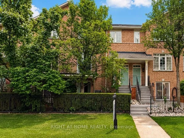 23 Observatory Ln #204, Richmond Hill, ON L4C 0M7
