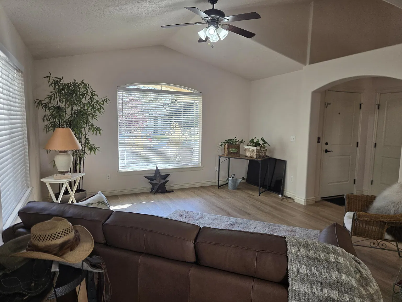 3 bed, 1270 sqft, $2,200 — Photo 4