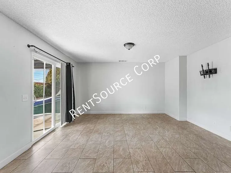 37925 Maureen St — Photo 10