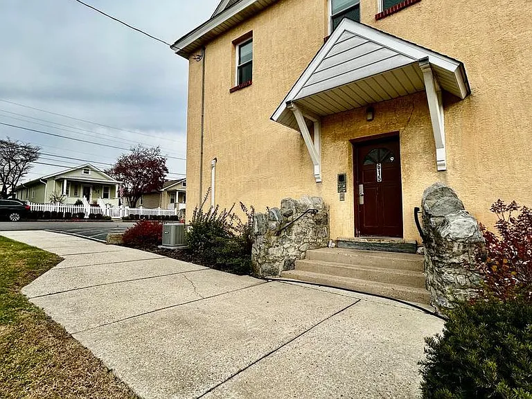 615 Summit St #2 — Photo 2