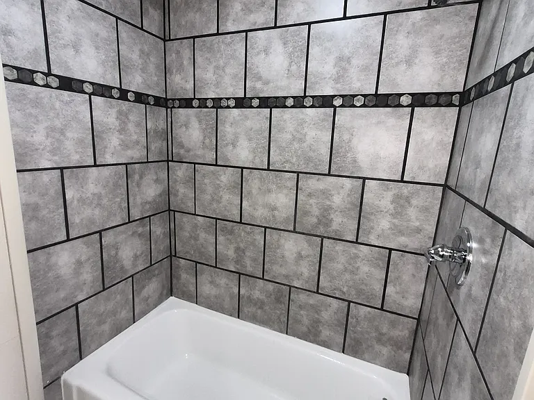 Tub/Shower with ceramic tile