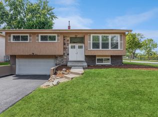 1620 N Burning Bush Ln, Mount Prospect, IL 60056