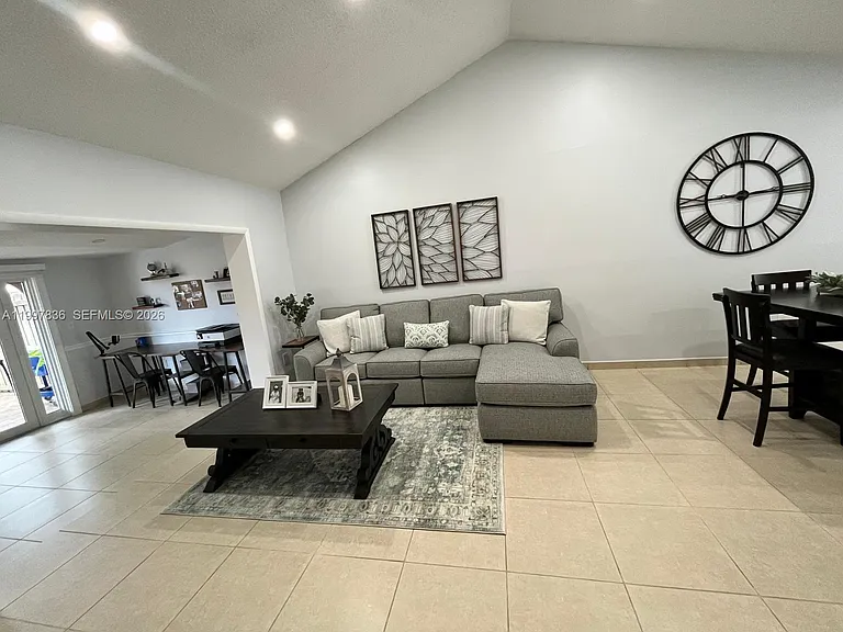 4533 SW 143rd Pl — Photo 3