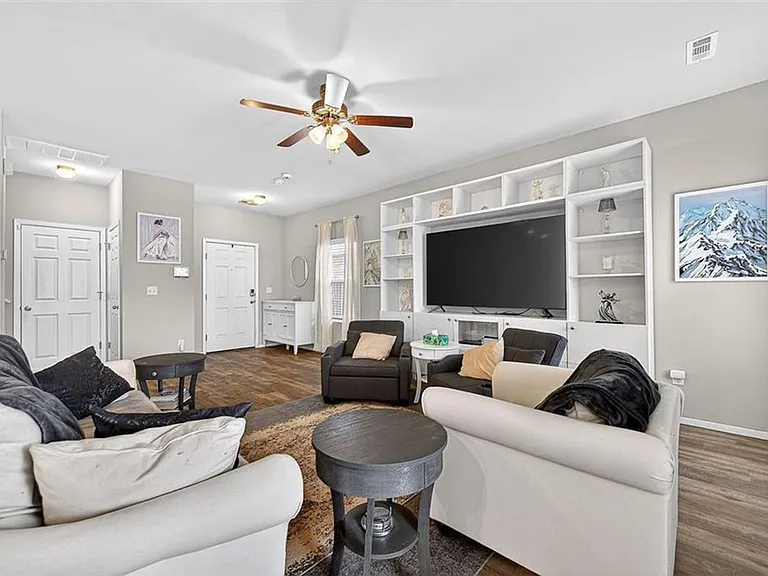 303 Poppy St — Photo 4