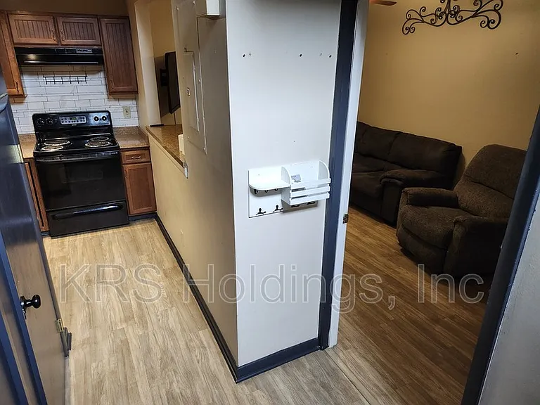 1305 Bradley Dr — Photo 4