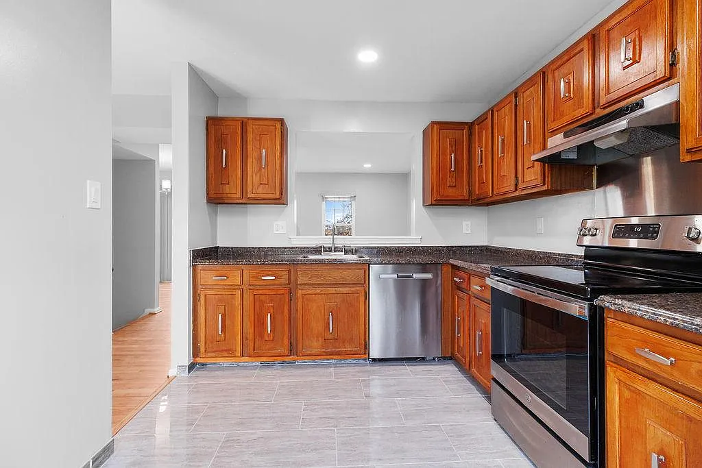 3 bed, 3.5 bath, 1560 sqft, $2,950 — Photo 3
