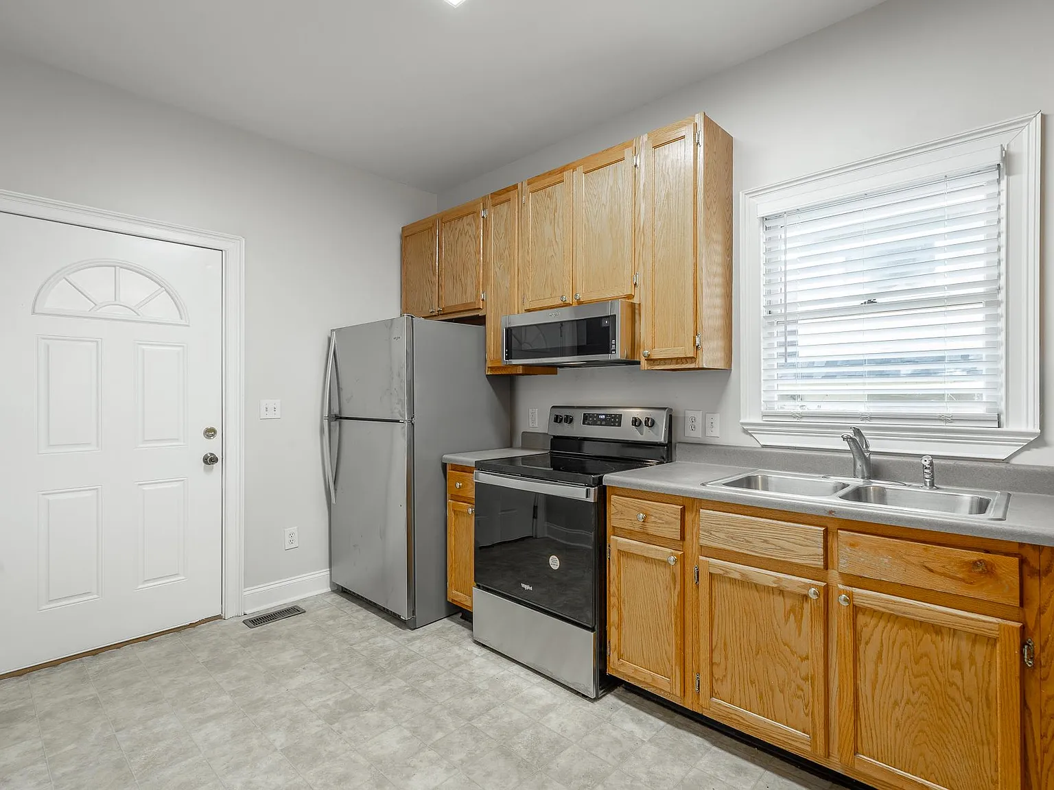 3 bed, 1232 sqft, $1,975 — Photo 4