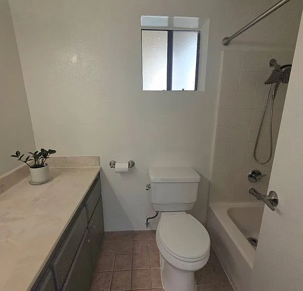 2343 E 17th St #201 — Photo 4