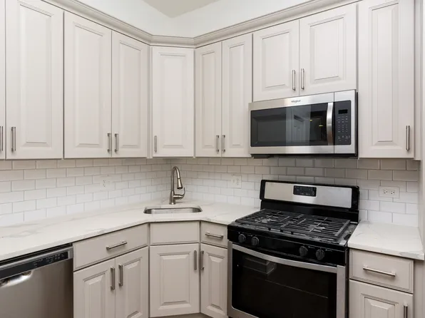 447 N Carpenter St #1F, Chicago, IL 60642