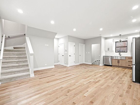 4th image of 6223 N Albany Ave #B