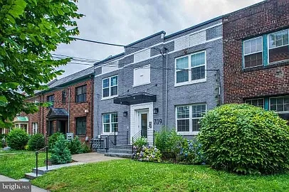 709 Jackson St NE #3