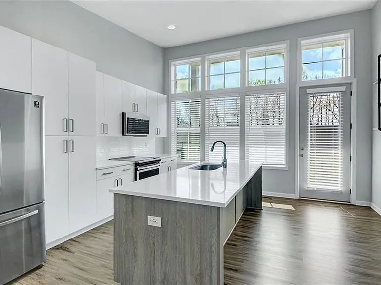 900 Brees Ct — Photo 3
