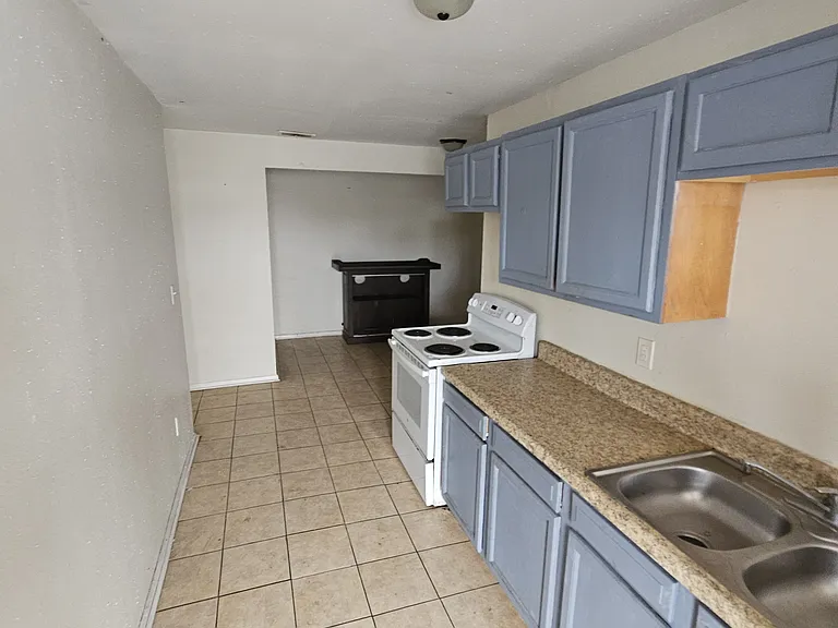 2414 N Myrtle Ave #3 — Photo 3
