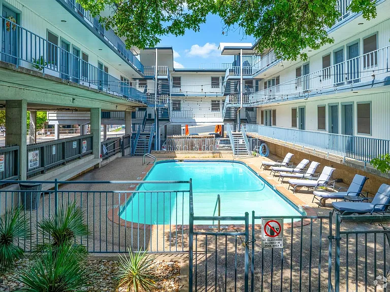 Eastwood Apartments — Photo 20