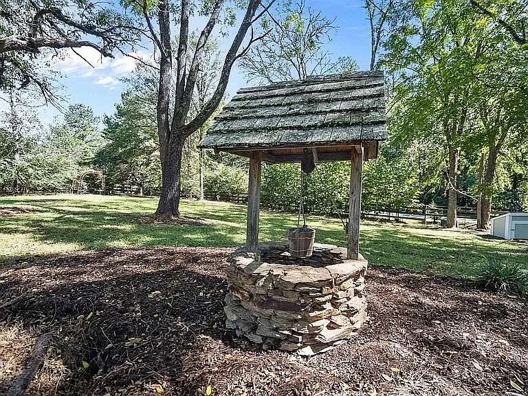 1210 Holly Creek Ln — Photo 3