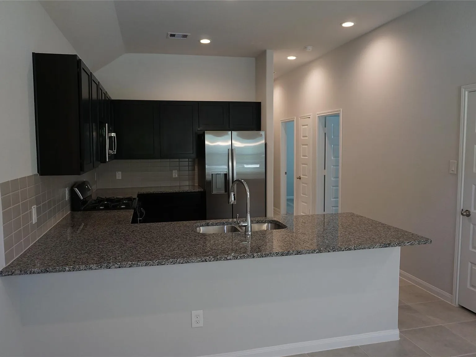 3 bed, 2.0 bath, 1200 sqft, $1,800 — Photo 3