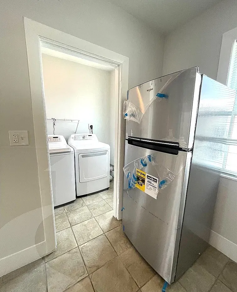 4 bed, 999 sqft, $5,000 — Photo 2