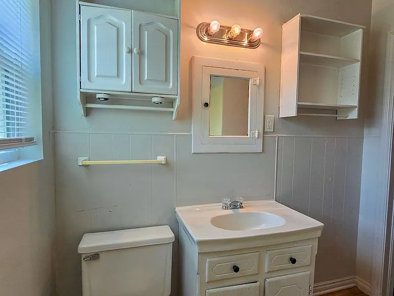 635 W Franklin St — Photo 18