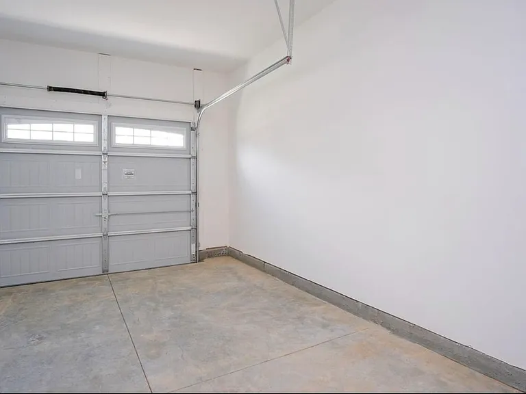 306 Clarendon Ct — Photo 2