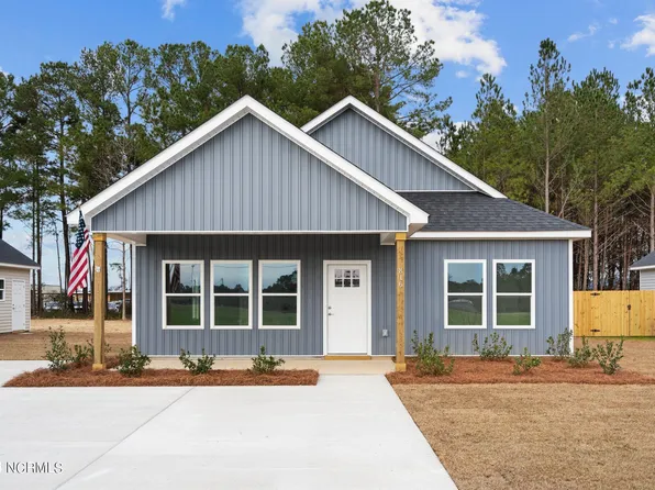 816 W Bridgers St Ext, Burgaw, NC 28425