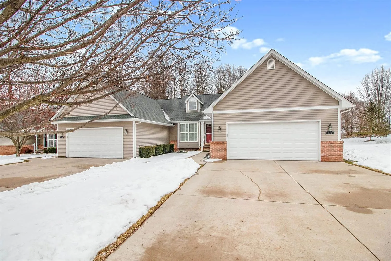 313 Woodview Pl photo 1