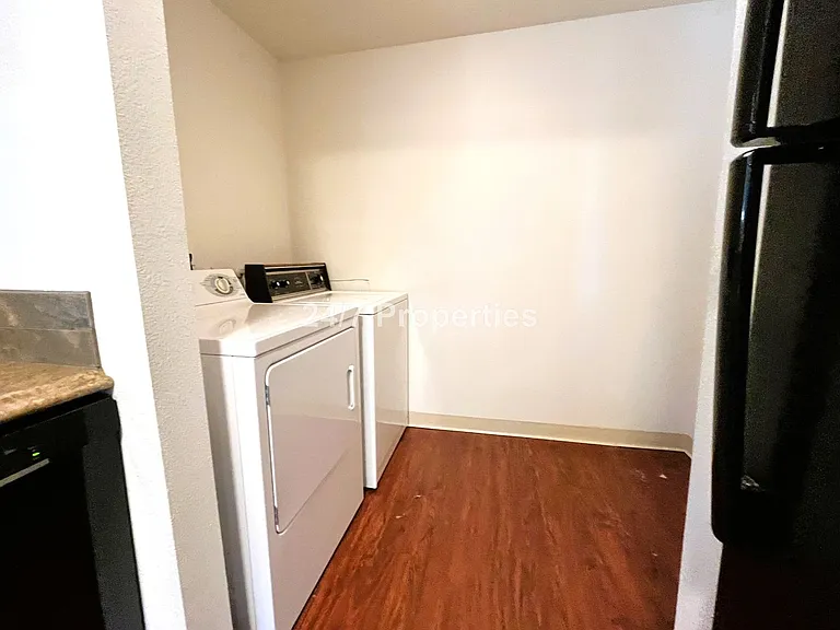 6421 SE 52nd Ave — Photo 7