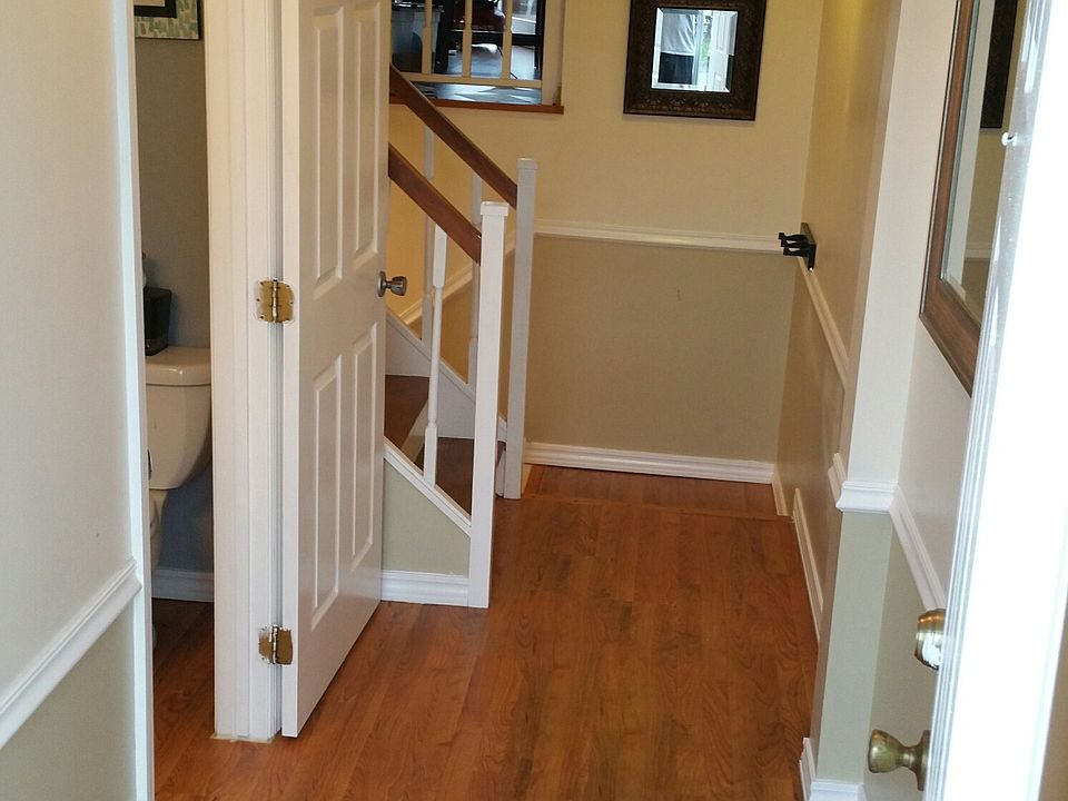 Hardwood Entry w/Trim Detail