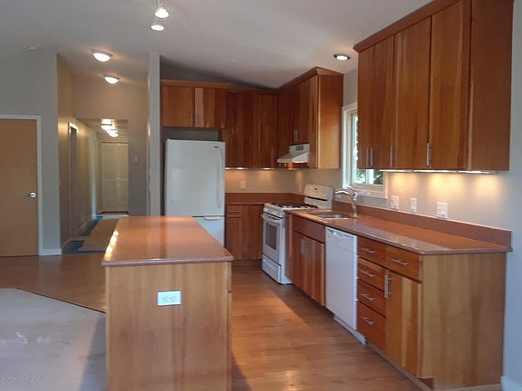 5th image of 209 Cottonwood Ln