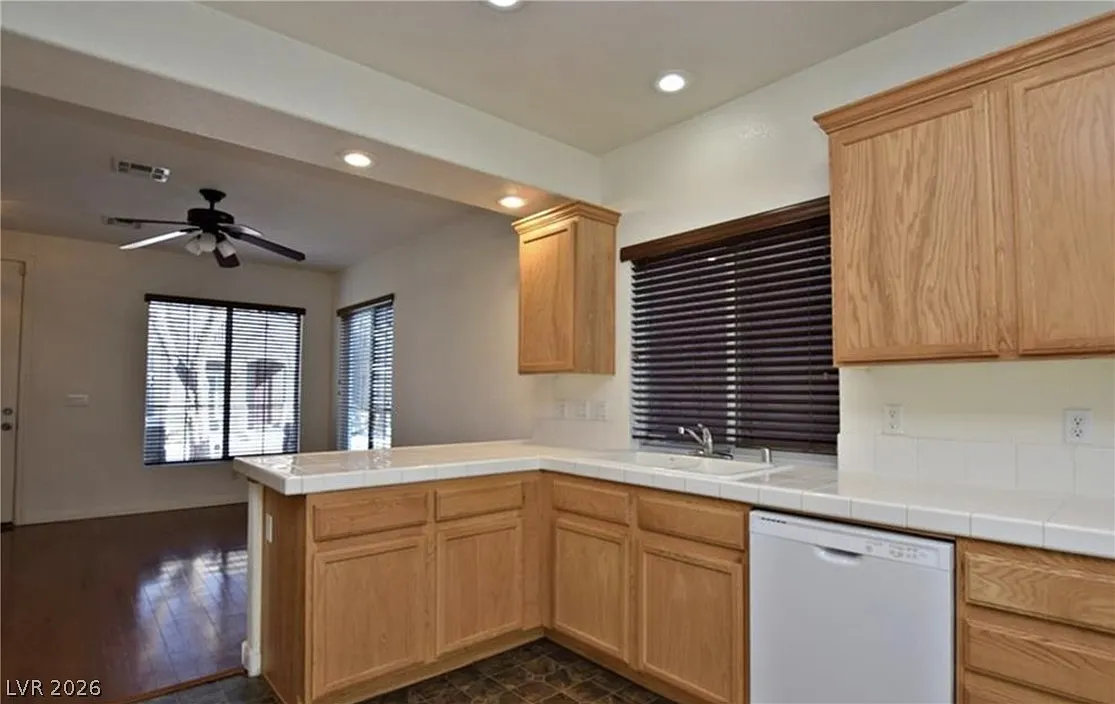 3 bed, 2.5 bath, 1311 sqft, $1,875 — Photo 3