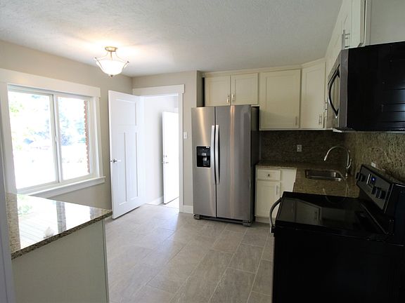 Kitchen with Granite