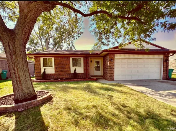 23616 Cedar Ridge Dr, Brownstown, MI 48174