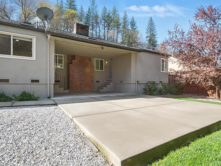 1385 Martin Ln — Photo 29