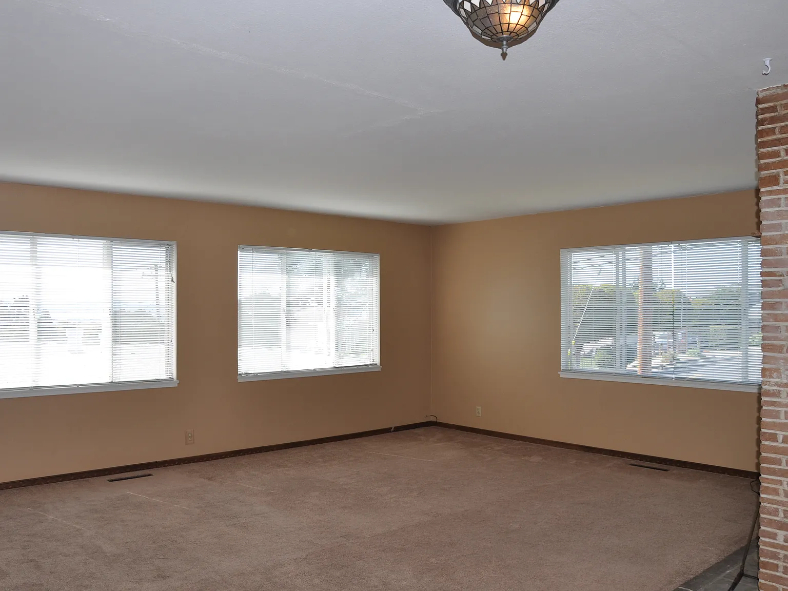 3 bed, 2.5 bath, 1648 sqft, $3,800 — Photo 3