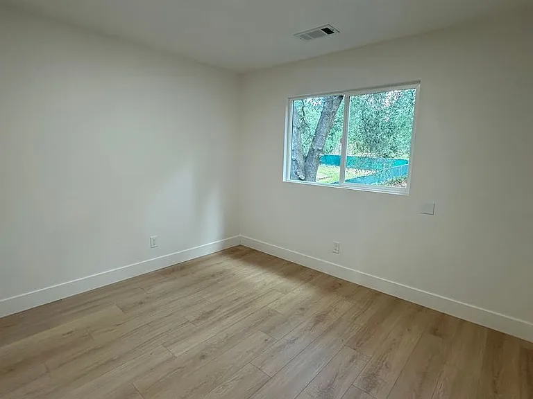 1707 Grand Coulee Blvd — Photo 7
